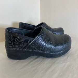 Dansko black leather flower clogs women's size 38 / 7.5 / 8 platform slip ons